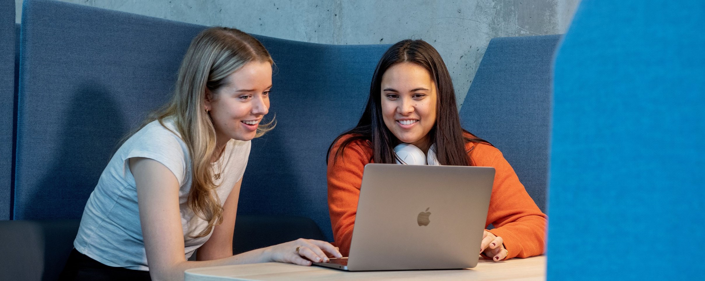 Molly Jenkins and the Norwegian student ambassador Cinta Lilis Jacobsen (21). 