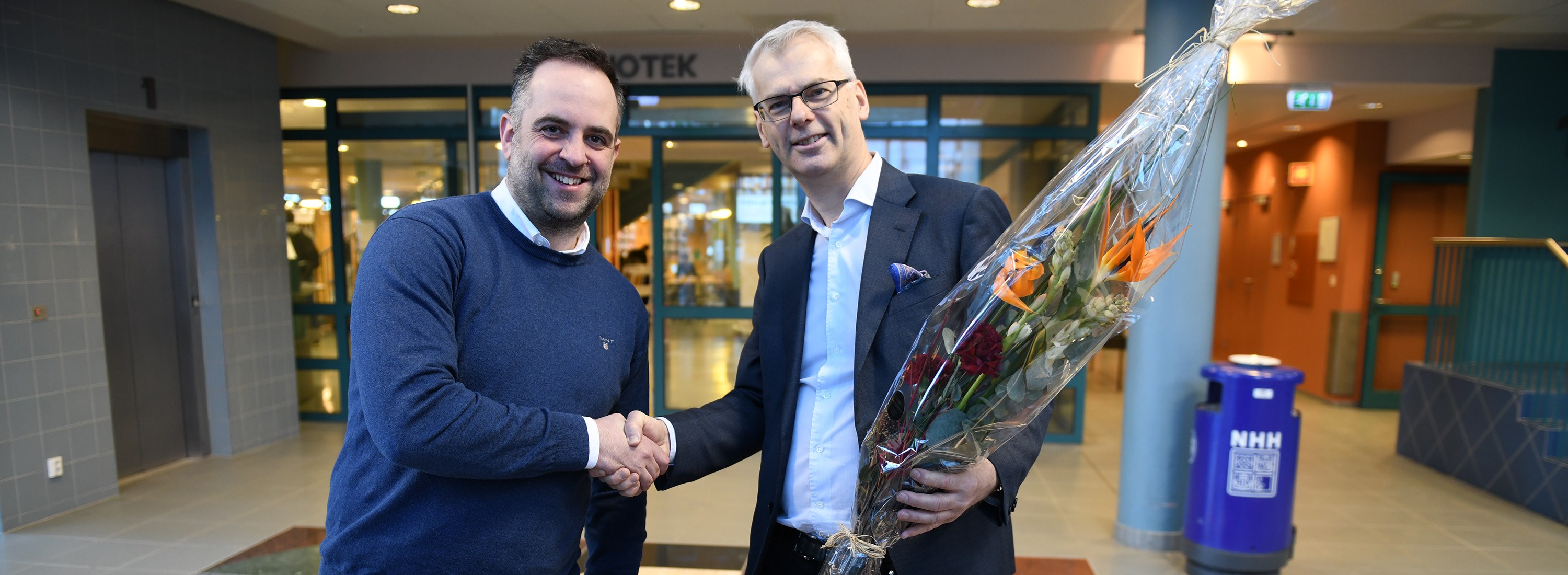 Professor Bram Timmermans (t.v.) med rektor Øystein Thøgersen. Foto: Astri Kamsvåg