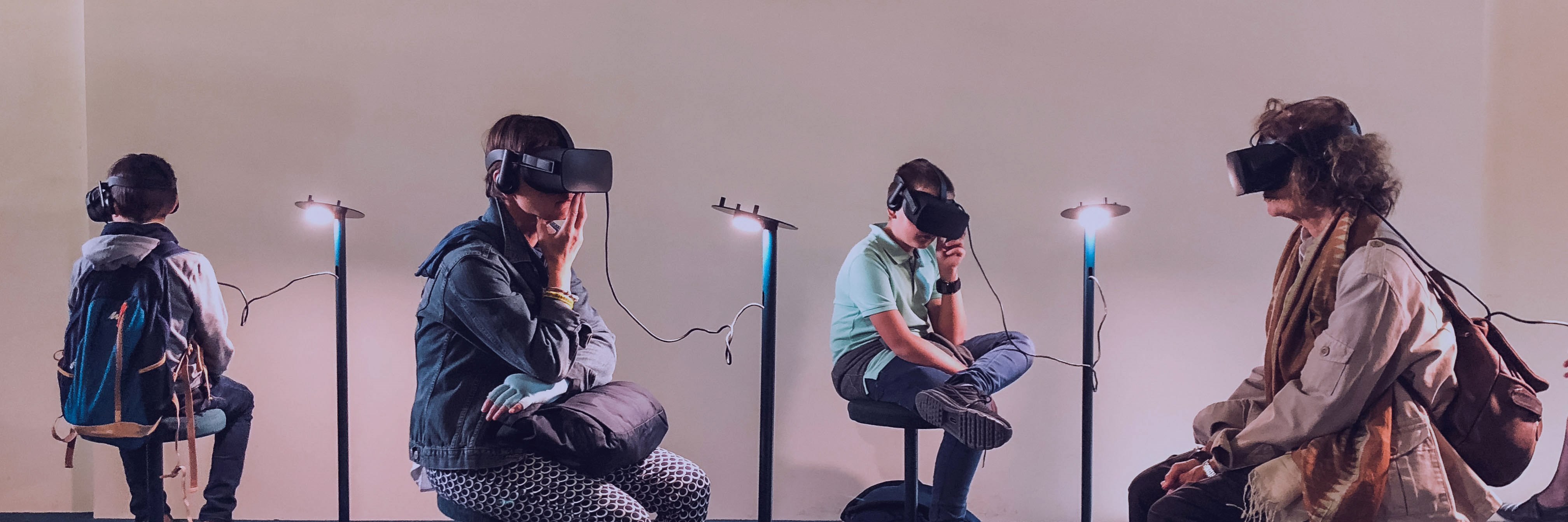 Fire mennesker som bruker virtual reality headset