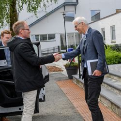 Minister of Research and Higher Education Oddmund Hoel (Sp) greets Rector Øystein Thøgersen during his visit to NHH in June. Photo: Ingunn Gjærde.
