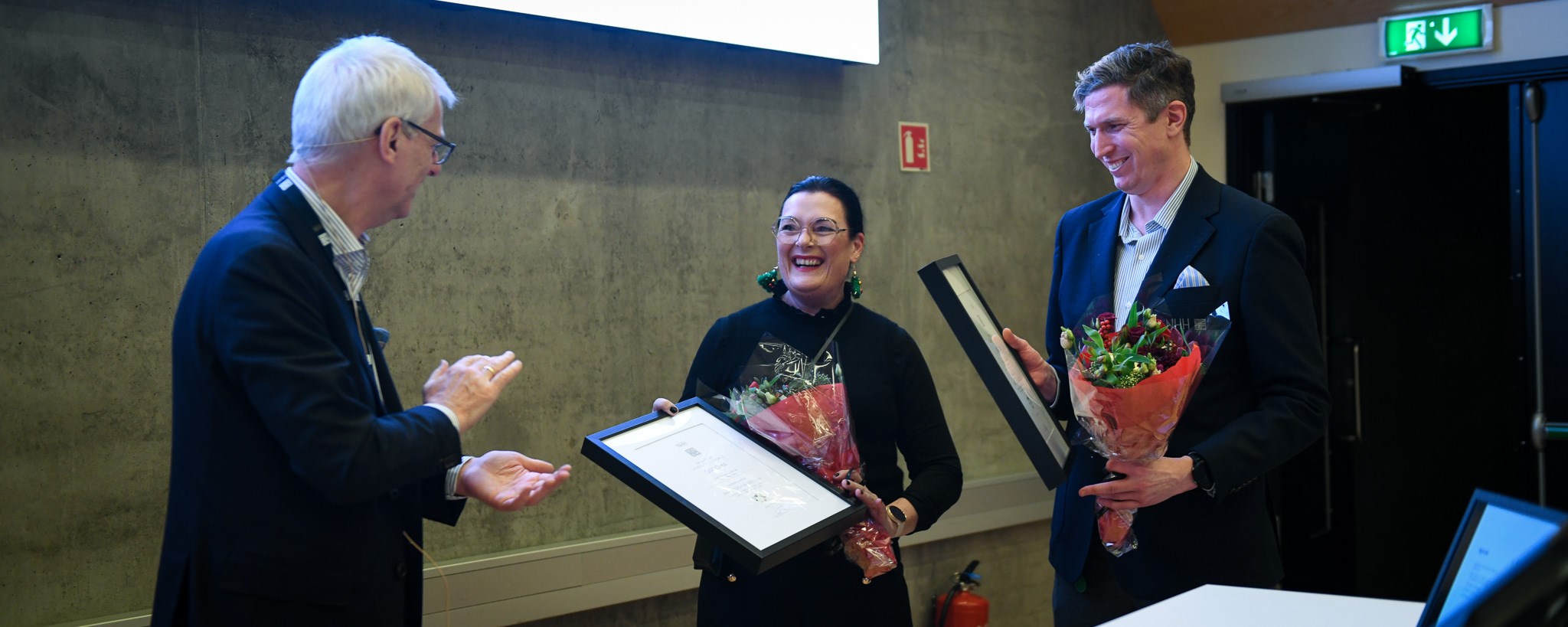 Øystein giving flowers and diploma to the winners