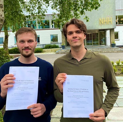 NHH students Tobias Myrvoll (24) and Peder Undeli (25) already had a job before they started their master's thesis, Undeli in Intility and Myrvoll as a consultant in KPMG.