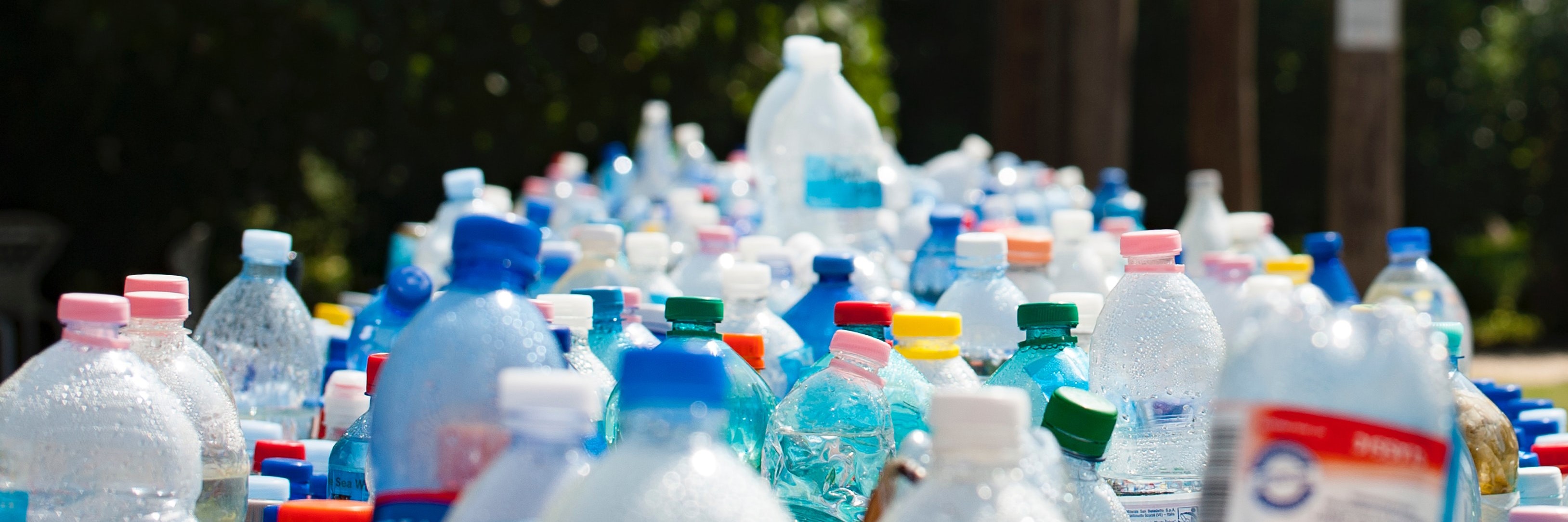 Bildet viser mange plastflasker.