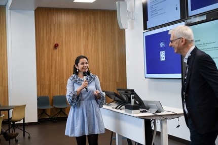 Catalina talking to Øystein Thøgersen on stage