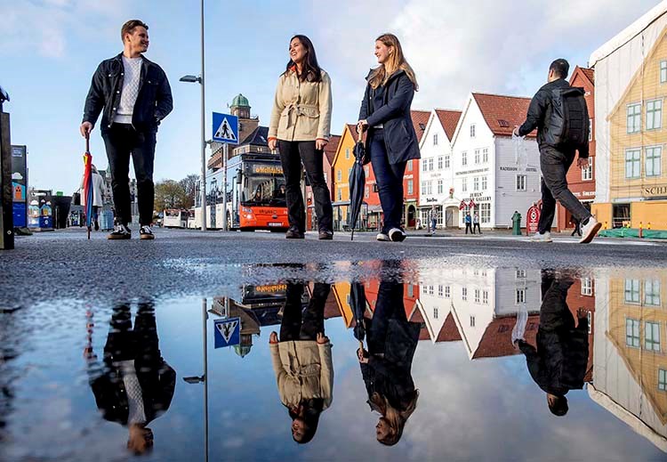 Students at Bryggen_H Skodvin 750px.jpg
