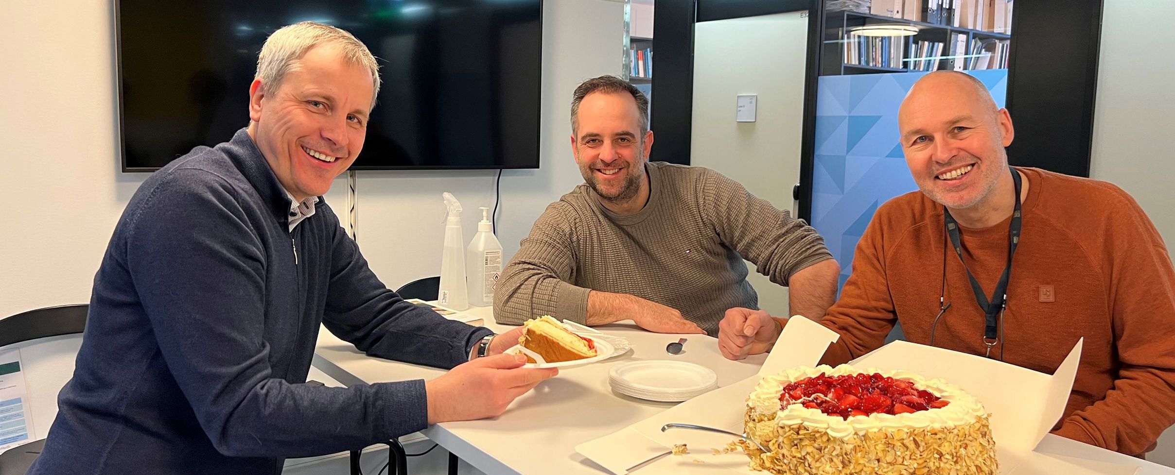 Photo with Angelshaug, Timmermans and Lien sharing cake