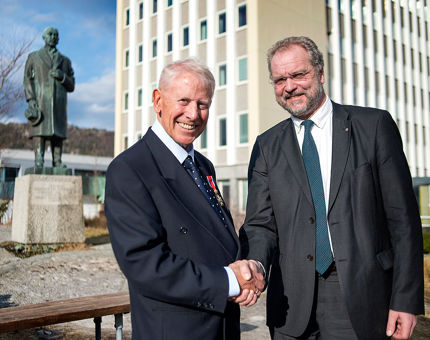 Terje Hansen og fylkesmann Lars Sponheim. Foto: Odd Mehus