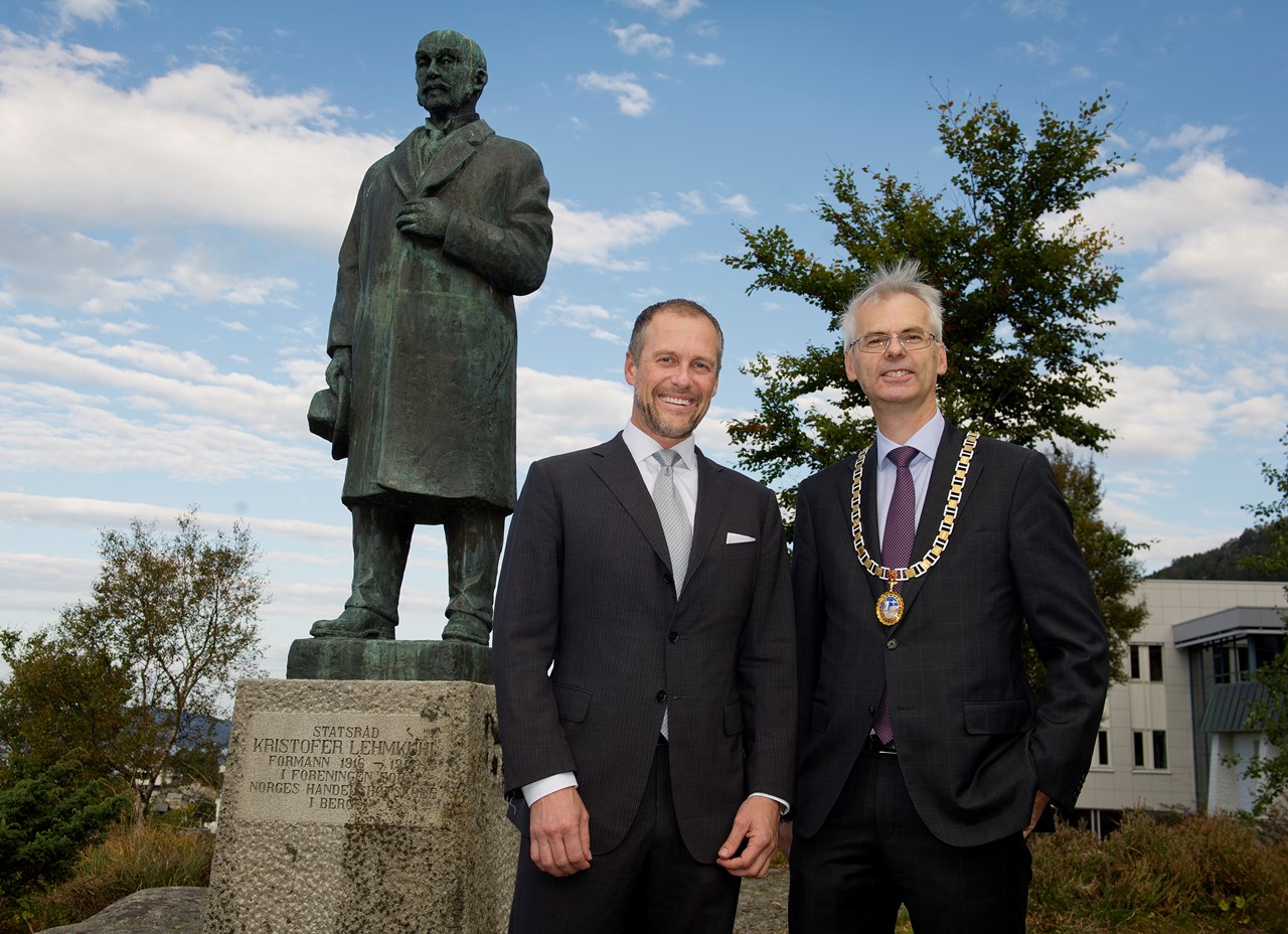 Lehmkuhlforeleser Frode Eilertsen og NHHs rektor Øystein Thøgersen. 