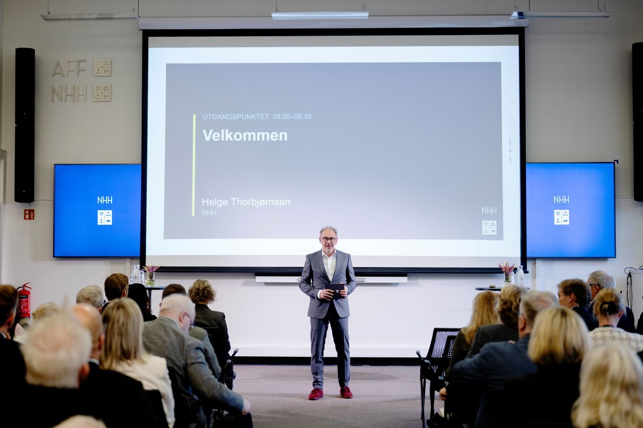 De fleste institusjonene våre er i stor grad bygget for en annen tid. Derfor må vi stille nye spørsmål om organisering, kompetanse, kapasitet og samarbeid, sa NHH-rektir Helge Thorbjørnsen i sin åpningshilsen. ALLE FOTO: SIV DOLMEN