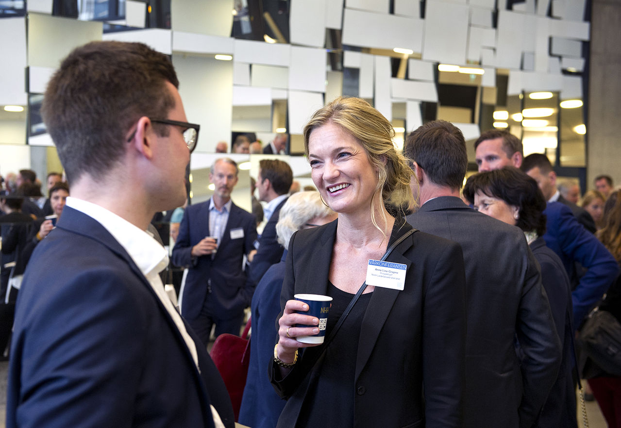 Prosjektsjef på NHH, Anne Line Grepne, i samtale med leder for NHHS, Mats Erik Wøien.