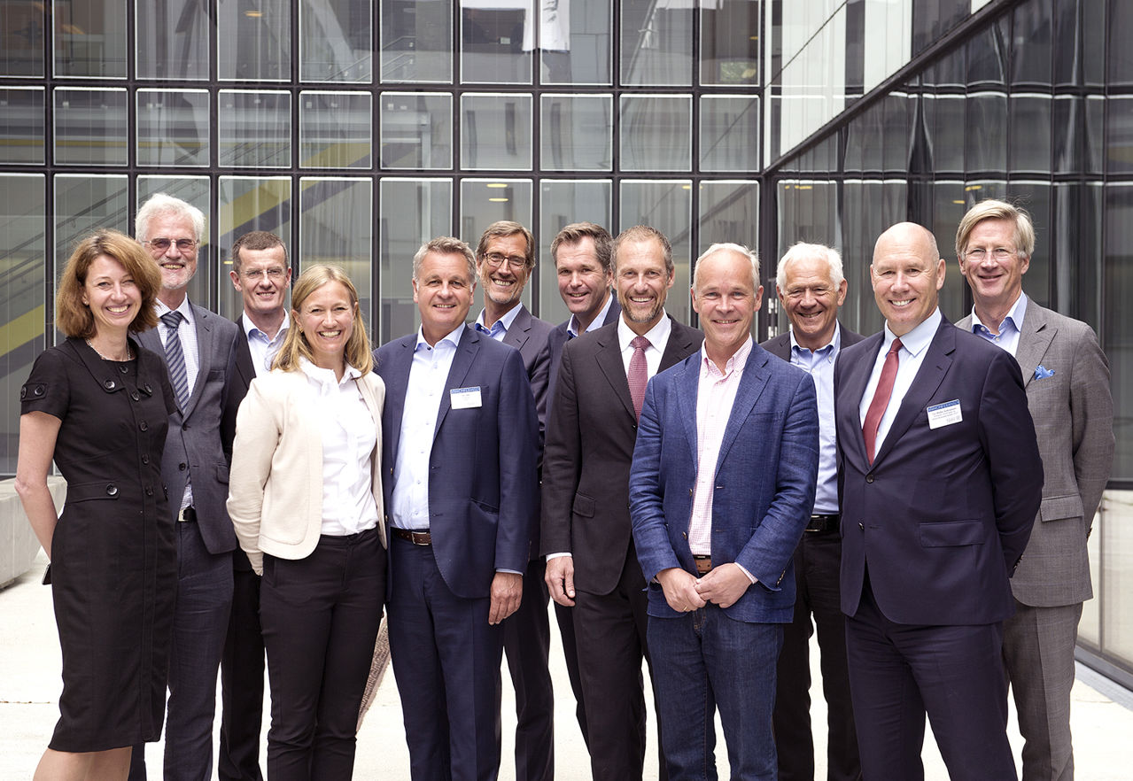 Gruppebilde av alle som bidro med innlegg under vårkonferansen. Fra venstre: President Silvija Seres i Polyteknisk forening, NHH-rektor Frøystein Gjesdal, UiS-professor Klaus Mohn, COO Siv Juvik Tveitnes i Schibsted, NHH-professor Jon Iden, Walter Qvam fra DigitalNorway, påtroppende adm. dir. John-Arne Røttingen i Norges Forskningsråd, investor Frode Eilertsen, kommunal- og moderniseringsminister Jan Tore Sanner, professor emeritus Victor Norman, NHH-professor Tor W. Andreassen og styreleder i NRK og Storebrand Birger Magnus. Foto: Helge Skodvin