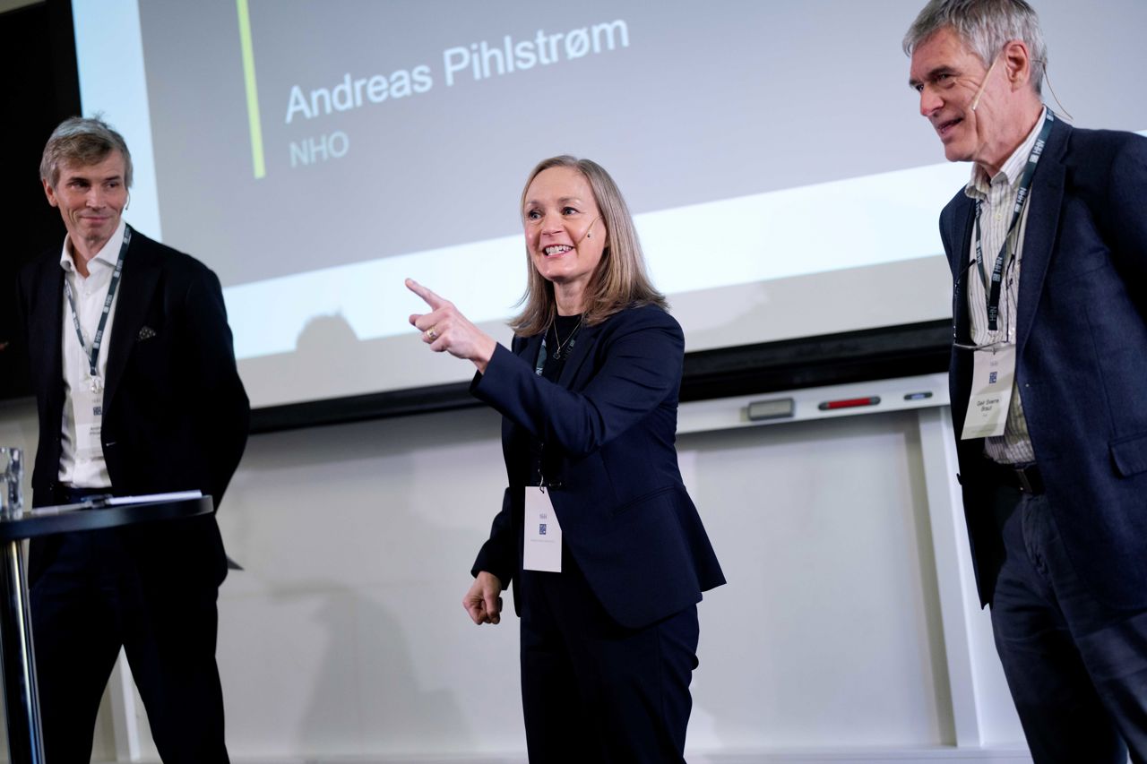 Innleggsholder og Datatilsynet-direktør Line Coll besvarer spørsmpl fra salen, sammen med NHH-advokat Andreas Pihlstrøm (t.v.) og professor Geir Sverre Braut.  