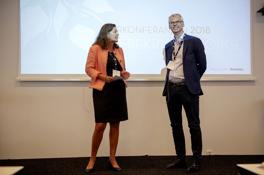 Styreleder Kari Olrud Moen og rektor Øystein Thøgersen.