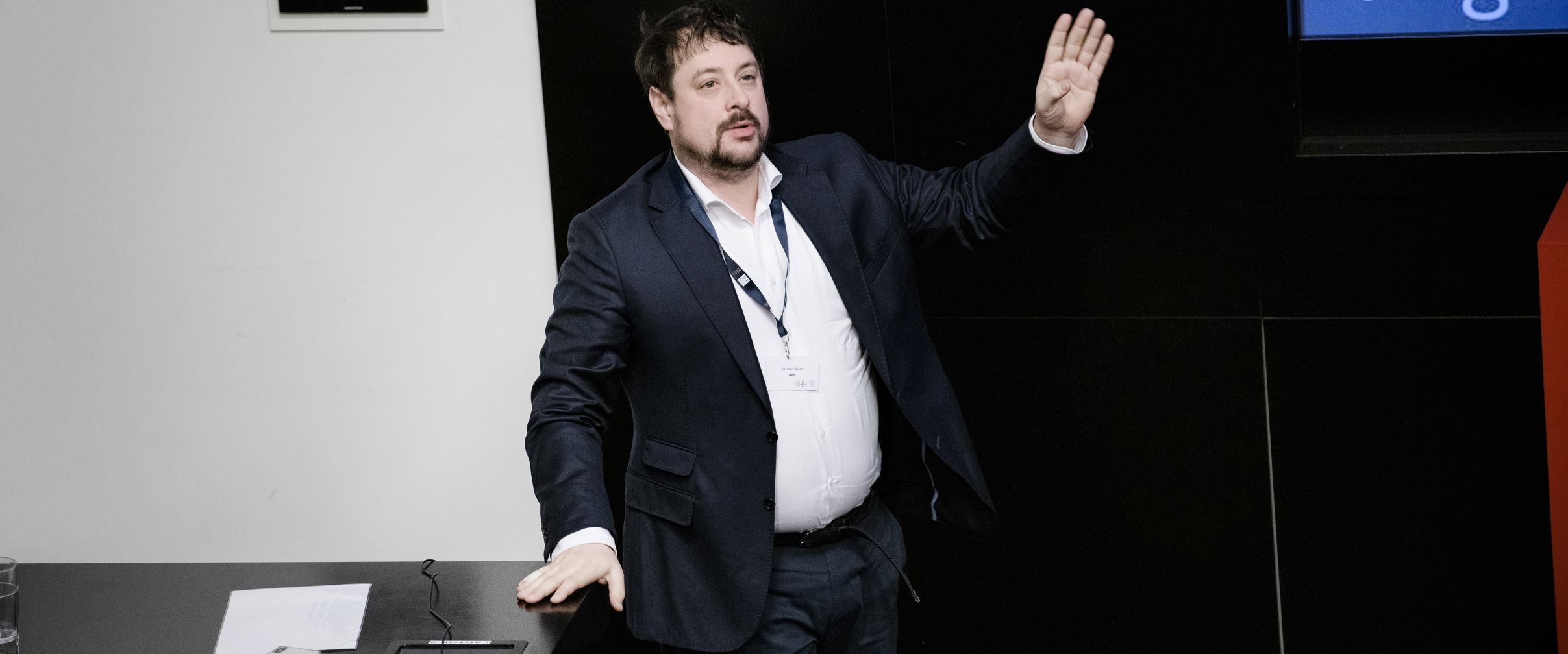 – Kapital er avgjørende for å få til en grønn omstilling. Det betyr at finansbransjen må ta miljømessige hensyn når de investerer, sier finansforsker ved NHH, Carsten Bienz.