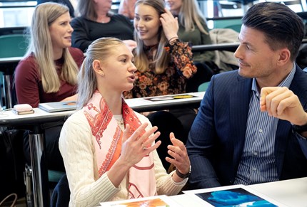 Karoline Olsen, bachelorstudent, sammen med mentor Jørgen Festervoll.