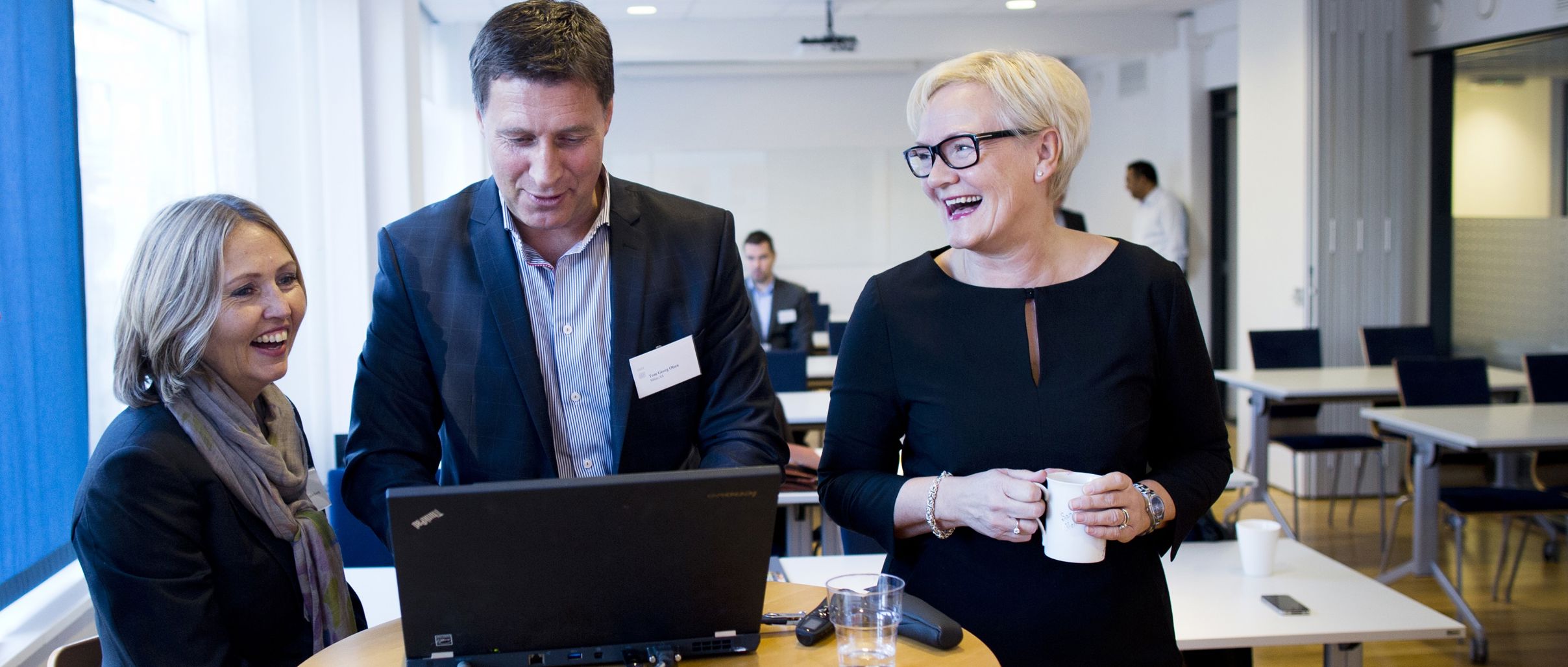 Næringsliv på forskningstreff i regi av FOCUS ved NHH: Anne Cathrin Haueng, Director Human Capital i Deloitte, Tom Georg Olsen i Miles AS og daværende administrerende direktør i Regnskap Norge, Sandra Riise. Foto: Siv Dolmen 