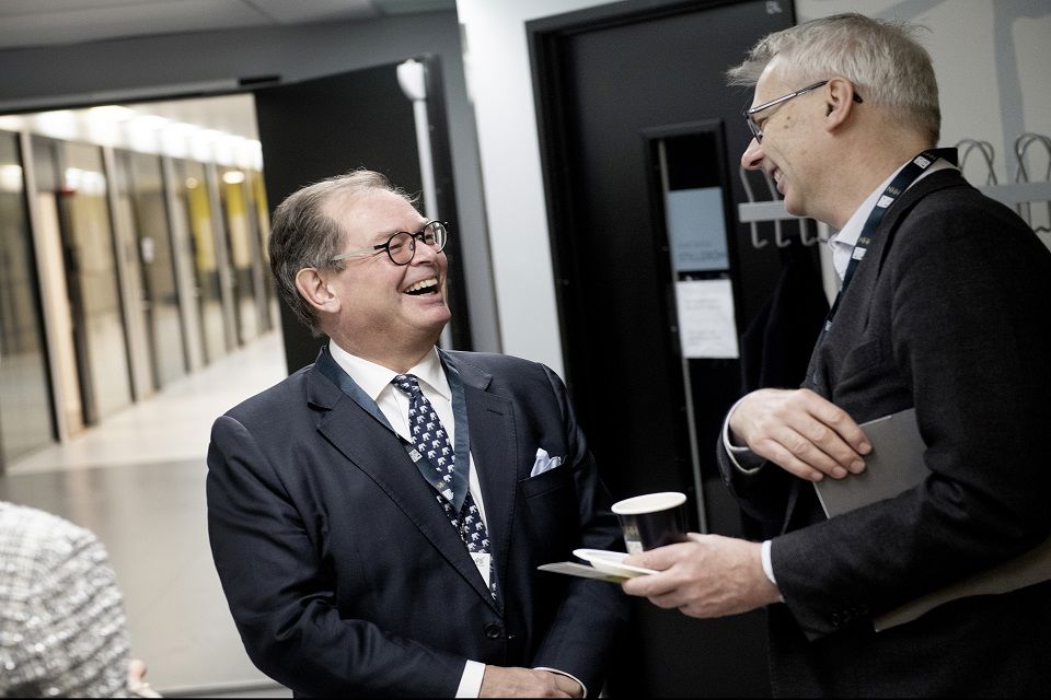 Knut Brundtland og NHH-rektor Øystein Thøgersen møttes på kvinnenes egen finansdag på NHH. 