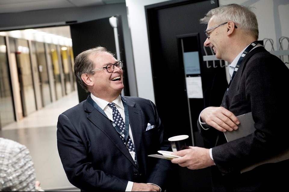 Knut Brundtland og NHH-rektor Øystein Thøgersen møttes på kvinnenes egen finansdag på NHH. 