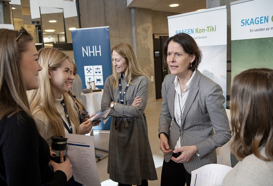 NHH-studentene snakket finans med bedriftsrepresentantene på WFD.