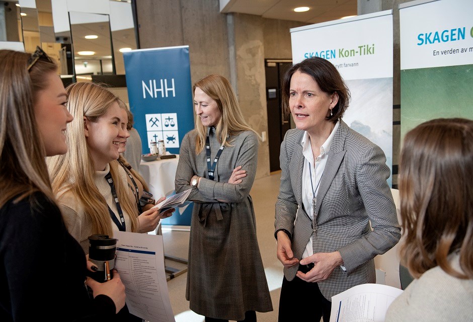 NHH-studentene snakket finans med bedriftsrepresentantene på WFD.