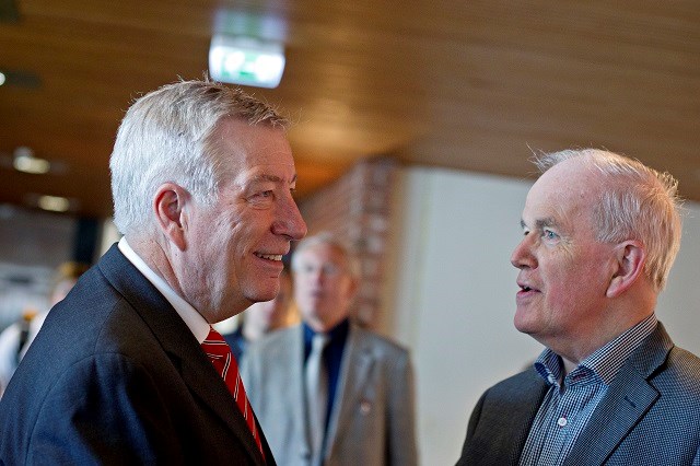 Former finance secretary Sigbjørn Johnsen chatting with Agnar Sandmo at an NHH event. Archive photo