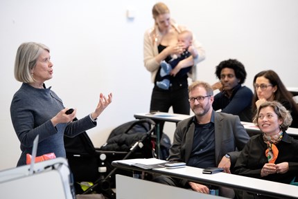 Elin Mortensen fra AFF (til venstre), alumnikoordinator Morten Hilt og prorektor Therese E. Sverdrup.