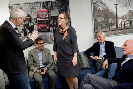 Rektor Øystein Thøgersen sammen med Siri Pettersen Strandenes. Til venstre samfunnsøkonom og internasjonal storhet i shipping, Martin Stopford og NHH-professorene Victor D. Norman og Eirik Gaard Kristiansen. 