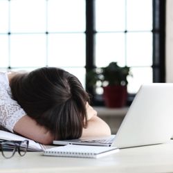 Sover på hjemmekontor