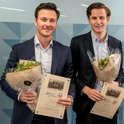In connection with the Lehmkuhl lecture in October, Herman Johan Bomholt and Torsten Stangeland Thune were awarded a grant of NOK 25,000 for their master’s thesis. Photo: Helge Skodvin 