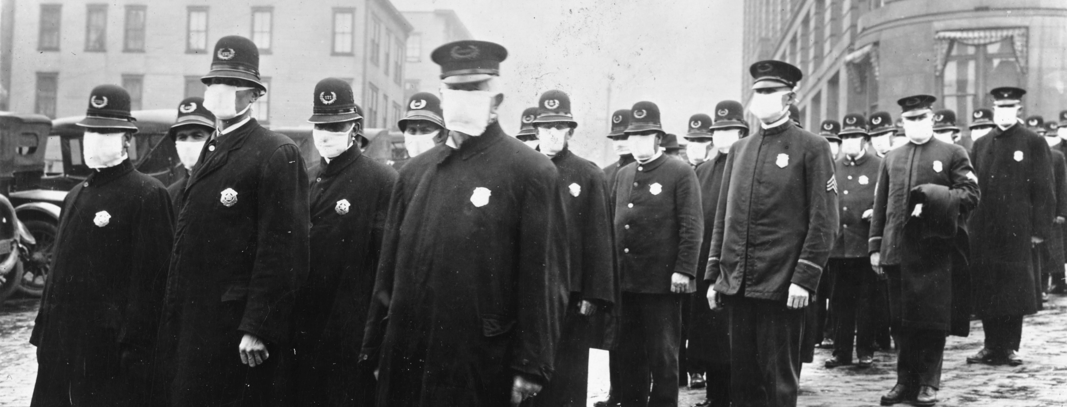 Politimenn i Seattle under spanskesyken i 1918, med masker laget av Røde Kors. Foto: wikimedia