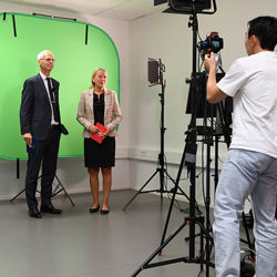 NHH-rektor Øystein Thøgersen (venstre) og UiB-rektor Margareth Hage sammen med professor Øivind A. Nilsen fra Institutt for samfunnsøkonomi. Nilsen er leder for den internasjonale EARIE-konferansen, som åpnet fredag morgen. Foto: Hallvard Lyssand