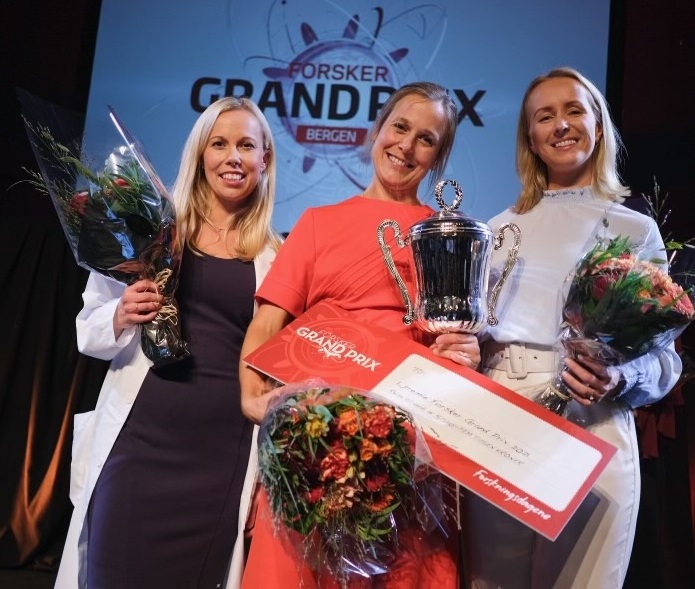 Elisabeth Andvik tok andreplass i Forsker Grand Prix. – Det var en utrolig fin opplevelse, publikum var svært engasjerte og stemningen mellom oss stipendiater var kjempegod, stipendiaten ved Institutt for strategi og ledelse. Helga Bjørke Harnes fra NLA Høgskolen vant. Amalie Moxness Reksten fra Havforskningsinstituttet kom på tredjeplass.