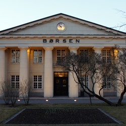 Formuesskatten vil kunne stå i veien for en børsnotering og forhindre ønsket tilførsel av ekstern kapital. Effektiv kapitalkostnad vil derfor være høyere enn avkastningskravet for ubeskattede, utenlandske investorer, skriver Thore Johnsen (NHH) og Espen Henriksen (BI) i DN. Foto: Oslo Børs (Valuga, wikipedia)