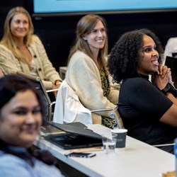 På forelesning (fra venstre) på NHHE-programmet «Sustainable business strategy»: Heidi Lyngstad, Danat A. Zeray Tekie, Pernille Orderud og Maiken Moe. – De to første digitale samlingene gikk overraskende bra, men det er befriende å møtes fysisk igjen, sier Tekie. Foto: Helge Skodvin
