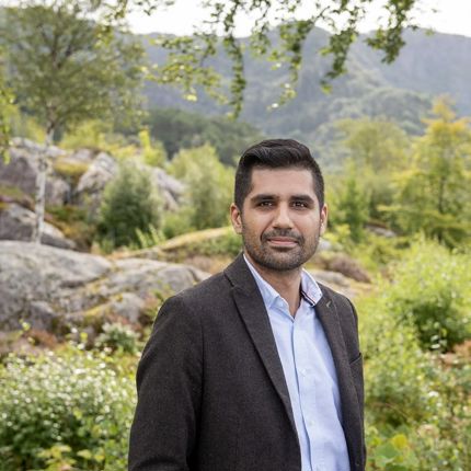 Hussnain Bashir’s expertise is within the field of sustainable business models and sustainability disclosures. He came to Norway from Pakistan as a CEMS master´s student. Today, he is PhD research scholar at the Department of Accounting, Auditing and Law. 