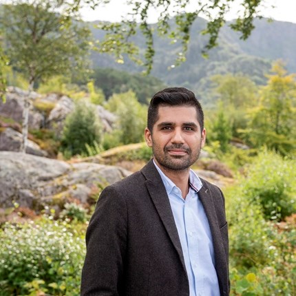 Hussnain Bashir stipendiat ved Institutt for regnskap, revisjon og rettsvitenskap og forsker på bærekraftige forretningsmodeller og kommunikasjon av ESG. 