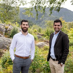 This semester Ibrahim Pelja (left) and Hussnain Bashir launches the new master´s course «Sustainability and ESG Reporting». `We want the students to understand that the most important part of the course is transparency and honesty. Companies not only need to have a sustainable business model, but they also need to communicate their environmental and social impact with transparency. This is our message to the students´, Bashir says. FOTO: Helge Skodvin