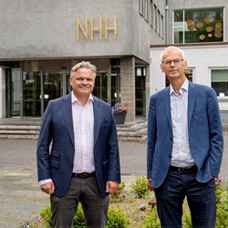 Tore Hillestad (til venstre) er nyansatt direktør ved NHH Executive. – Med bakgrunn fra fagmiljøet ved Institutt for strategi og ledelse, har Hillestad inngående kunnskaper om alle deler av høyskolen. Han har omfattende erfaring fra videreutdanningsprogrammene, og dermed også et imponerende nettverk i både næringslivet og offentlig sektor, sier NHHs rektor Øystein Thøgersen. FOTO: Helge Skodvin