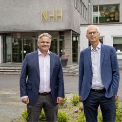 Tore Hillestad (til venstre) er nyansatt direktør ved NHH Executive. – Med bakgrunn fra fagmiljøet ved Institutt for strategi og ledelse, har Hillestad inngående kunnskaper om alle deler av høyskolen. Han har omfattende erfaring fra videreutdanningsprogrammene, og dermed også et imponerende nettverk i både næringslivet og offentlig sektor, sier NHHs rektor Øystein Thøgersen. FOTO: Helge Skodvin