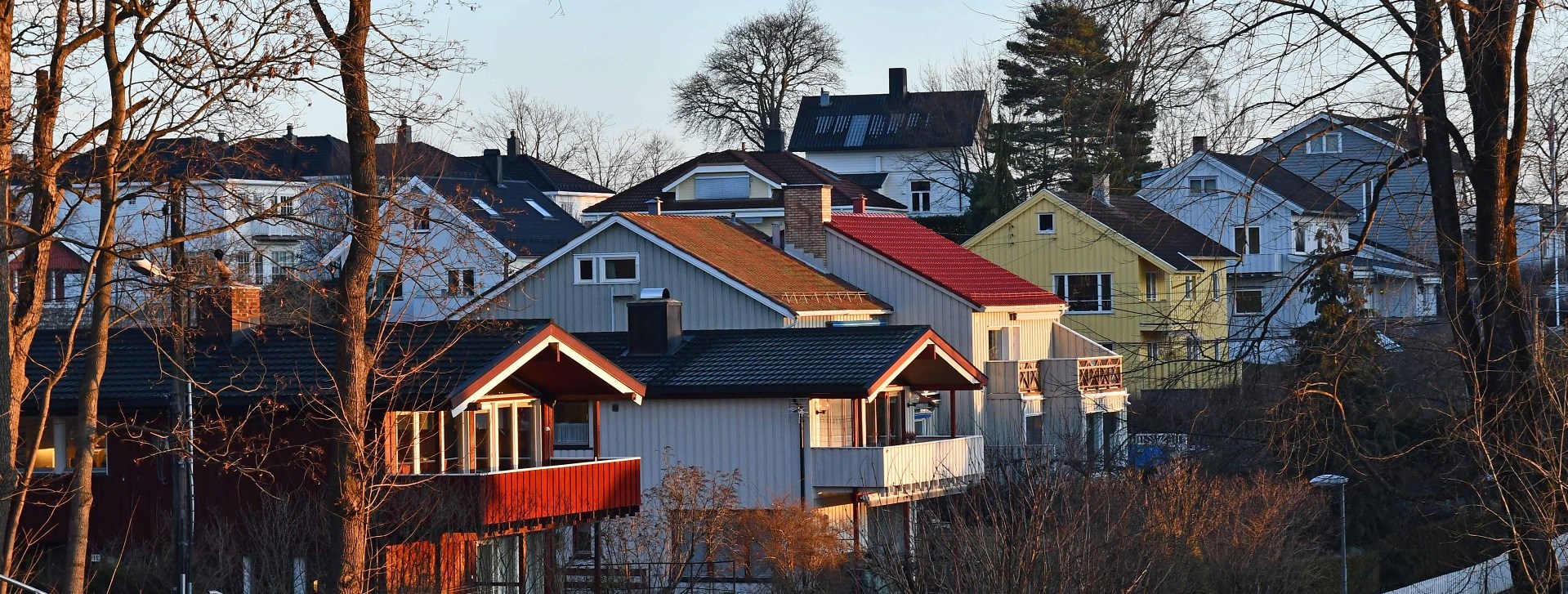 Hvis det ikke holder å senke styringsrenten, vil staten gå inn og støtte husholdninger som har store boliglån, slik et samlet Storting var enig om å støtte Kurt Nilsen og Petter Stordalen gjennom koronakrisen? Vanlige boligeiere må vel også reddes fra negativ egenkapital? NHH-forsker Øyvind Thomassen stiller spørsmålet i DN. Foto: wikimedia (Helge Høifødt)