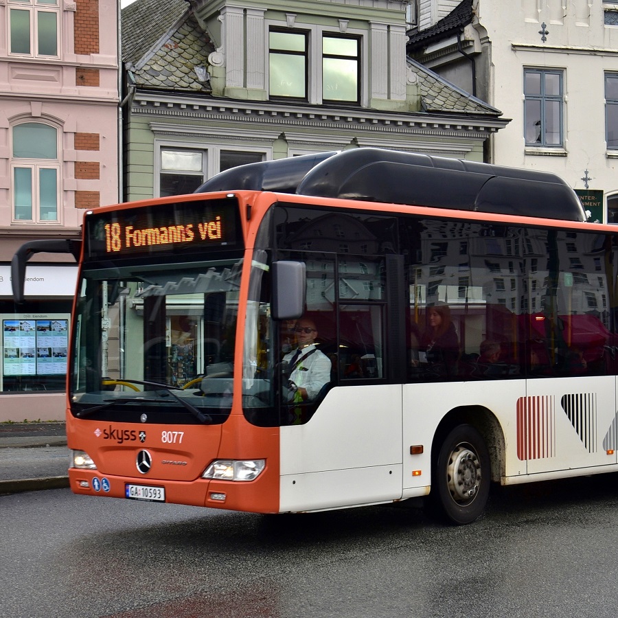 Den harde sannheten er at så lenge utryggheten preger oss, vil kollektivselskapene måtte forholde seg til kundenes motvilje mot å benytte deres tjenester. Ingen reklamekampanje eller prisreduksjon får dem til å endre holdning eller vaner, skriver Tor W. Andreassen i Dagens Perspektiv. Foto: wikimedie (Bahnfrend)