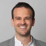 Damiano Maggi disputerer for PhD-graden med avhandlingen «Essays on Empirical Corporate Finance». Avhandlingen består av tre artikler der kandidaten ser på viktige temaer innen empirisk finans. De to første artiklene handler om fusjoner og oppkjøp (M&A), mens den tredje handler om markedsreaksjonen på uforventet merkevarereksponering. 