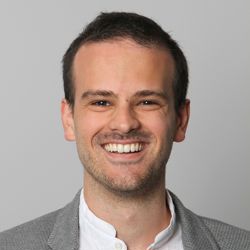 Damiano Maggi disputerer for PhD-graden med avhandlingen «Essays on Empirical Corporate Finance». Avhandlingen består av tre artikler der kandidaten ser på viktige temaer innen empirisk finans. De to første artiklene handler om fusjoner og oppkjøp (M&A), mens den tredje handler om markedsreaksjonen på uforventet merkevarereksponering. 