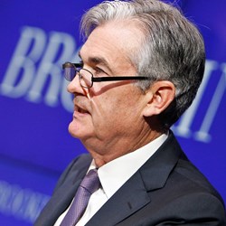 I verste fall kan den amerikanske sentralbanken Federal Reserve se seg tvunget til å heve renten betraktelig, med børskrakk som uunngåelig konsekvens. Har sentralbanksjefen Jerome Powell foreskrevet så mye av vidundermiddelet «kvantitative lettelser» at det ender med overdose? NHH-forsker Øyvind Thomassen stiller spørsmålet i DN. 