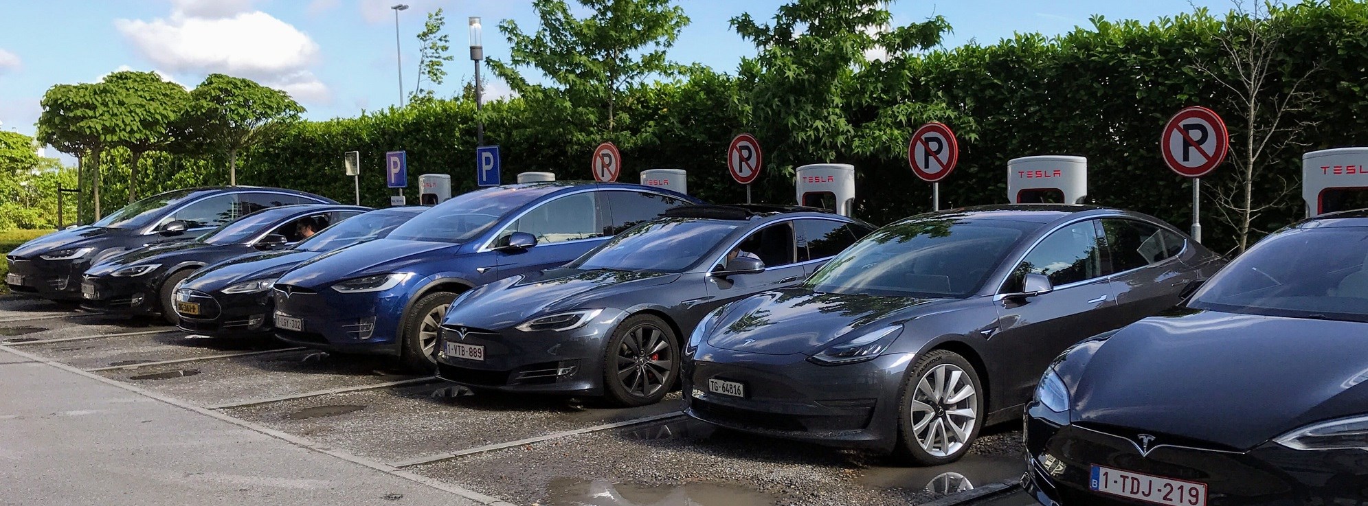 Musks uttalelser antyder at Teslas marginer og priser er for lave, og kan økes på kort til mellomlang sikt, noe som vil øke inntjeningen. På lengre sikt bygger og planlegger Tesla nye fabrikker og vil også kunne ta ut økt lønnsomhet gjennom økte volumer. Så om mange mener børshoppet inneholder galskap, har det også en sterk kime av økonomisk rasjonale i seg, skriver NHH-forsker Kenneth Fjell i DN. Foto: pxfuel.com 