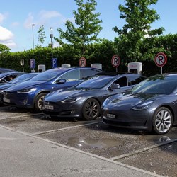 Musks uttalelser antyder at Teslas marginer og priser er for lave, og kan økes på kort til mellomlang sikt, noe som vil øke inntjeningen. På lengre sikt bygger og planlegger Tesla nye fabrikker og vil også kunne ta ut økt lønnsomhet gjennom økte volumer. Så om mange mener børshoppet inneholder galskap, har det også en sterk kime av økonomisk rasjonale i seg, skriver NHH-forsker Kenneth Fjell i DN. Foto: pxfuel.com 