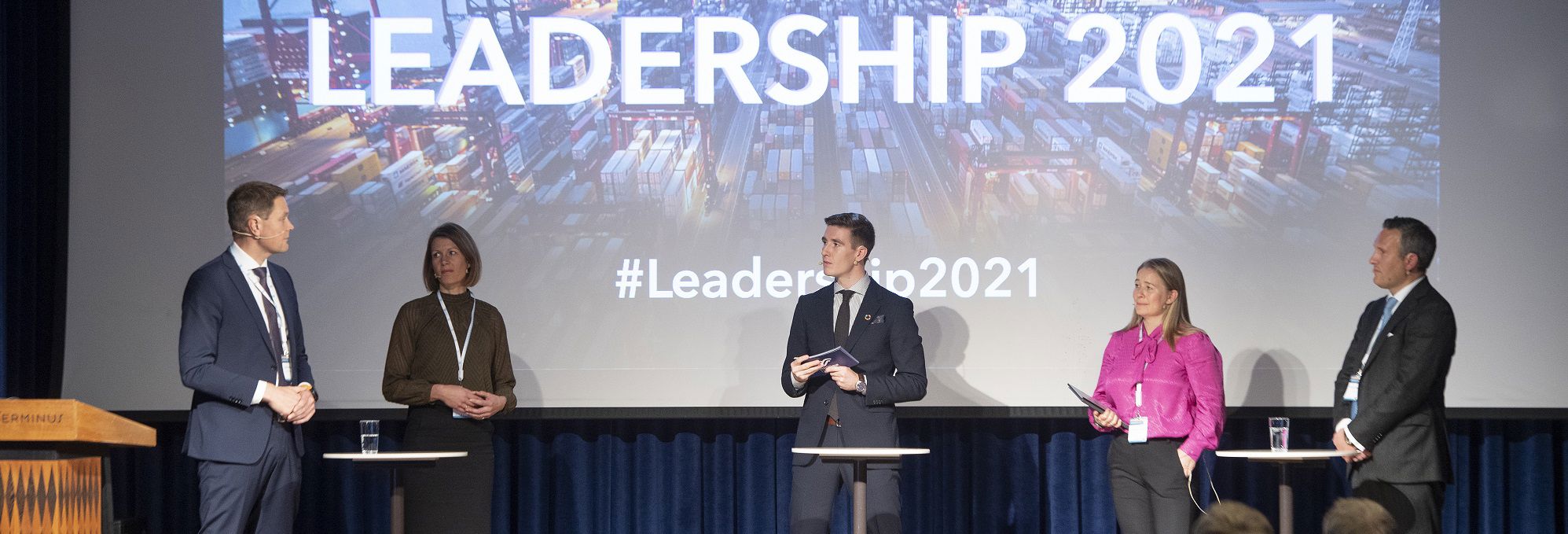 Decision makers in “the blue business” met this week to exchange knowledge and increase their learning for the common good. Harald Solberg (Norwegian Shipowner's Association), Ragnhild Janbu Fresvik (Sparebanken Vest), Susanne Vinje (Hydro) and Øystein Kalleklev (FlexLNG).  Photo: Helge Skodvin