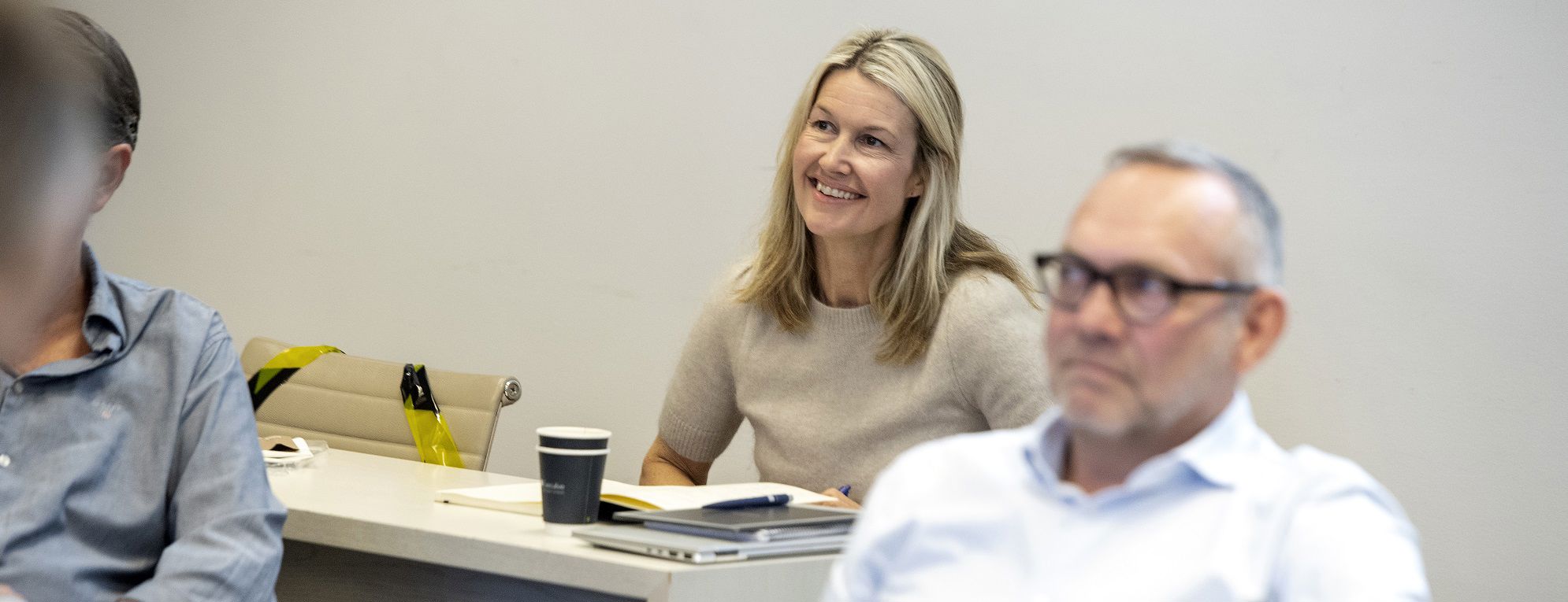 Pia Christine Helland, senior kundeansvarlig i Ocean Industries i DNB – og siviløkonom fra NHH – er med i det første kullet på bærekraftsprogrammet Sustainable Business Strategy. Til høyre er medstudent Harald Rokke, direktør for i Nordic Investment Bank. Foto: Helge Skodvin 