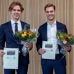 To fornøyde prisvinnere: – Det er fint å se at de mange timene vi har lagt ned har resultert i en masteroppgave av god kvalitet som også andre synes er spennende, mener Lars Skaugen Strømholm og Raag August Sandal Rolfsen. Utdelingen skjedde i etterkant av Lehmkuhlforelesningen med Nicolai Tangen