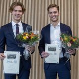 To fornøyde prisvinnere: – Det er fint å se at de mange timene vi har lagt ned har resultert i en masteroppgave av god kvalitet som også andre synes er spennende, mener Lars Skaugen Strømholm og Raag August Sandal Rolfsen. Utdelingen skjedde i etterkant av Lehmkuhlforelesningen med Nicolai Tangen